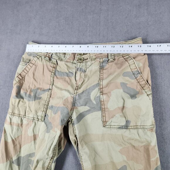 American Eagle Women’s Shorts Cargo Camo Sz 4 Y2K - Picture 2 of 11